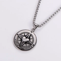 Gros plan du pendentif boussole argenté gravé Follow Your Heart sur une chaîne - Couleur acier (Pendentif uniquement)