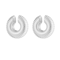Détail de clips d'oreilles argentés creux avec texture côtelée en spirale et design en C - Argenté