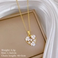 Detalle del collar de corazón en acero de titanio con motivo floral y medidas del producto - Estilo de Flor de Corazón (K330)