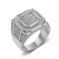 Anello hip hop in acciaio argento con strass micro-paved visto da un angolo di 45 gradi - US 7 / Color Acciaio