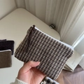 Nahaufnahme einer Retro-Karomuster-Münzbörse aus Tweed mit Reißverschluss und Zugband - Beige-Kaffee Karo