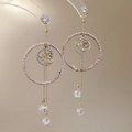 Details von langen Quasten-Ohrringen mit gewebten Ringen, Kristallsternen und Goldketten - Boho Stern Mond Quasten Stil (Silbernadel-Gold-Kaffee)