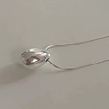 Collar minimalista de gota de agua plateada con cadena de serpiente sobre fondo gris - Plateado