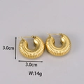 Detailansicht goldener Croissant-Ohrringe mit strukturierter, gerippter Oberfläche - Gewinde Croissant Form / E10 Rundstift-Gold