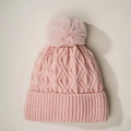 Detalle de gorro de punto trenzado rosa con pompón de pelo sintético a juego en la punta - Talla única / Rosa