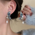 Détail d'une boucle d'oreille papillon asymétrique avec pierres bleues et perle sur mannequin - Style Perle Papillon Asymétrique Argent (6#)