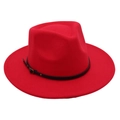 Vue détaillée du chapeau fedora rouge avec boucle en cuir noir et texture en feutre - Taille unique / Rouge