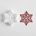 Cortador de galletas de copo de nieve blanco con un ejemplo de galleta roja terminada - E-786 Copo de Nieve A