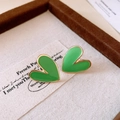 Orecchini a cuore verdi minimalisti con bordo dorato e finitura in smalto - Verde