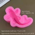 Vista de detalle del molde de silicona rosa con forma de pez koi para repostería y DIY - Nuevo Koi / Rosa