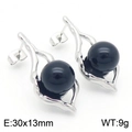 Dettaglio degli orecchini geometrici irregolari argento con perla nera lucida - Argento