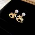 Detalle de los pendientes de caballo dorado con perlas sobre terciopelo negro - Estilo 3 Pendientes de Perlas Caballo de Balancín Martillado-Pin de Plata (Dorado)