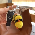 Portachiavi papera gialla di peluche con casco e occhiali con chiave dell'auto - Stile casco / Anatra gialla con casco