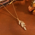 Collier élégant avec pendentif feuille dorée, cristaux et feuilles ajourées sur chaîne - Style de Feuille à Gland Doré