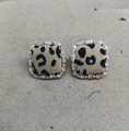 Detailansicht der Ohrringe mit Leopardenmuster und funkelnden Zirkonstein-Rändern - Gold Leopard Print (Silberstift)