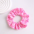 Primer plano de coletero rosa con estampado de labios blancos sobre fondo limpio - Serie Corazón-2 (Labios Blancos Rosados)