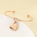Detalle del brazalete de nudo en oro rosa con un colgante de corazón pulido - Oro Rosa (KB207054-Z)