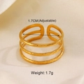 Makroaufnahme eines verstellbaren 18K vergoldeten geometrischen Rings mit 1,7 cm Innendurchmesser - Goldener Dreilagiger Gehämmerter Linienring / Einstellbar Offen