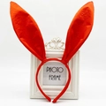 Détail du serre-tête oreilles de lapin orange en satin avec texture de tissu et oreilles droites - Rouge/Satin