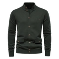 Detail eines dunkelgrünen Strick-Cardigans mit Metall-Logo-Badge und Knopf-Taschenklappen - S / Olivgrün
