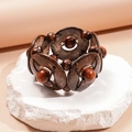 Dettaglio del bracciale con perline di cocco marrone scuro su base in pietra bianca - Marrone