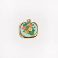 Vue macro détaillée du pendentif carré en or 18K avec émail bleu et motifs de fleurs orange - Style Fleur de Lotus Bleue