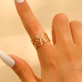 Bague araignée dorée évidée style gothique pour femme portée par un modèle - Or KC (M-233)