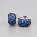 Orecchini a cerchio huggie con pavé di zirconi blu intenso e finitura argento - Placcato Argento Zircone Blu