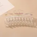 Detalle macro de pinza para el pelo transparente iridiscente con muelle metálico fuerte - Pinza de Lazo Gigante Transparente AB