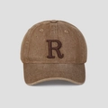 Détail de la texture en coton lavé vintage et de la lettre R brodée sur la casquette - Marron