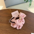 Dettaglio dell'elastico per capelli in cotone rosa con fiocco e confezione su legno - Elastico per Capelli con Fiocco Rosa