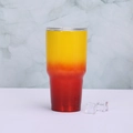 Détail du gobelet 30oz en acier inoxydable avec dégradé jaune-rouge et couvercle clair - 30oz / Jaune Rouge