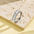 Anillo de acero inoxidable pulido con circonitas rectangulares sobre base de piedra - US 7 / Plateado