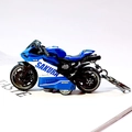 Portachiavi moto sportiva blu e bianca con scritte Sakura Speed e anello in metallo lucido - Blu