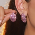 Élégantes boucles d'oreilles ovales rose vif avec zircons brillants portées par modèle - Style Strass Complet Rose Fushia (KE014-F1)