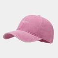 Detalle de gorra de algodón rosa lavado con bordado blanco de Mama y un corazón - Ajustable / Rosa