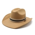 Chapeau de cowboy classique en feutre kaki à larges bords avec ruban rayé sur fond blanc - M (56-58cm) / Camel