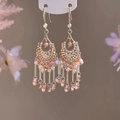 Orecchini a frangia dorati con cristalli rosa e perle in un elegante stile vintage - Gancio per Orecchio - Oro - Colorato