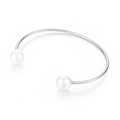 Brazalete abierto minimalista de acero plateado con dos perlas blancas de acabado pulido - Cuenta de 10MM / Color Acero