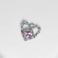 Nahaufnahme eines gehämmerten Herzanhängers in Silber mit rosa Edelstein und Kristall - Rosa