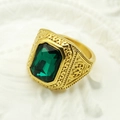 Dettaglio anello vintage oro con gemma verde rettangolare e motivi in rilievo - US 7 / Oro + Verde