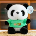 Süßer Plüsch-Panda mit grünem China-T-Shirt auf einer dekorativen Strohmatte sitzend - China T-Shirt Panda-Grün / 25cm