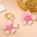 Ohrringe aus 18K vergoldetem Edelstahl mit rosa Emaille-Blume und Zirkonia-Mitte - Rosa