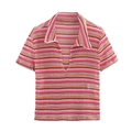 Damen Set aus bunt gestreiftem Häkelstrick-Poloshirt und Shorts auf weißem Hintergrund - S / Tops