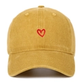 Vista frontale del ricamo a cuore rosso su un cappello da baseball giallo vintage - Taglia unica / Giallo