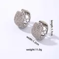 Nahaufnahme breiter Huggie-Ohrringe in Silber mit Zirkonia-Besatz und Hohlmustern - Silber