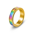 Makroaufnahme eines goldfarbenen Spinner-Rings mit Regenbogen-Inlay und Politur - US 7 / Gold