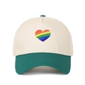 Dettaglio del ricamo a cuore arcobaleno su un cappellino bicolore beige e verde scuro - Verde Scuro