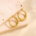 Boucles d'oreilles créoles en acier titane doré 18 carats avec texture torsadée - EH096/Texture Nervurée Créole