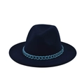 Detail eines dunkelblauen Wollhutes mit stilvollem himmelblauem klobigem Kettendesign - Marineblauer Hut Blaue Kette